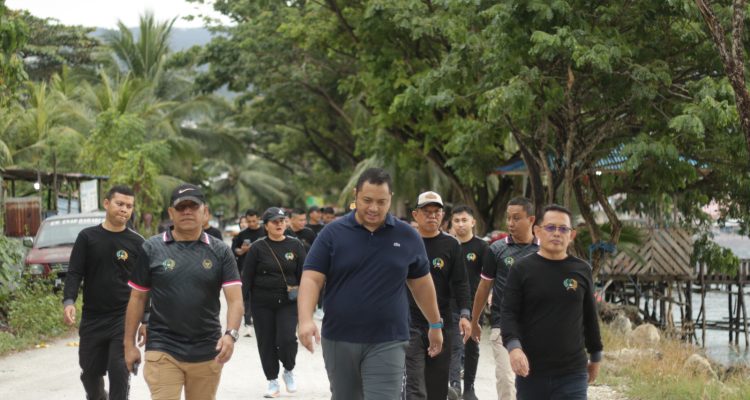 Kepala Kantor Imigrasi Banggai, Kalapas Luwuk dan Bapas Jalan Santai Kebersamaan Kemenipas Sambut HUT RI Ke 80