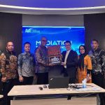 Pimpinan DePA-RI saat bertukar cinderamata dengan pimpinan SIMC di Singapura pada 14 Agustus 2025 (Foto: Humas DePA-RI)