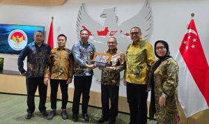 Dubes RI untuk Singapura Suryopratomo (tiga, kanan) menerima cinderamata dari DePA-RI yang disampaikan Sekjen Sugeng Aribowo (tiga, kiri) di KBRI Singapura, Jumat 15 Agustus 2025 (Foto: Istimewa)