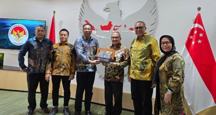 Dubes RI untuk Singapura Suryopratomo (tiga, kanan) menerima cinderamata dari DePA-RI yang disampaikan Sekjen Sugeng Aribowo (tiga, kiri) di KBRI Singapura, Jumat 15 Agustus 2025 (Foto: Istimewa)