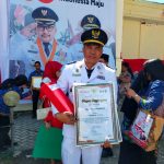 Camat Batui Selatan, Faidil Akbar Pasau saat menerima Penghargaan dari Bupati Banggai ( Foto IST)