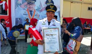 Camat Batui Selatan, Faidil Akbar Pasau saat menerima Penghargaan dari Bupati Banggai ( Foto IST)