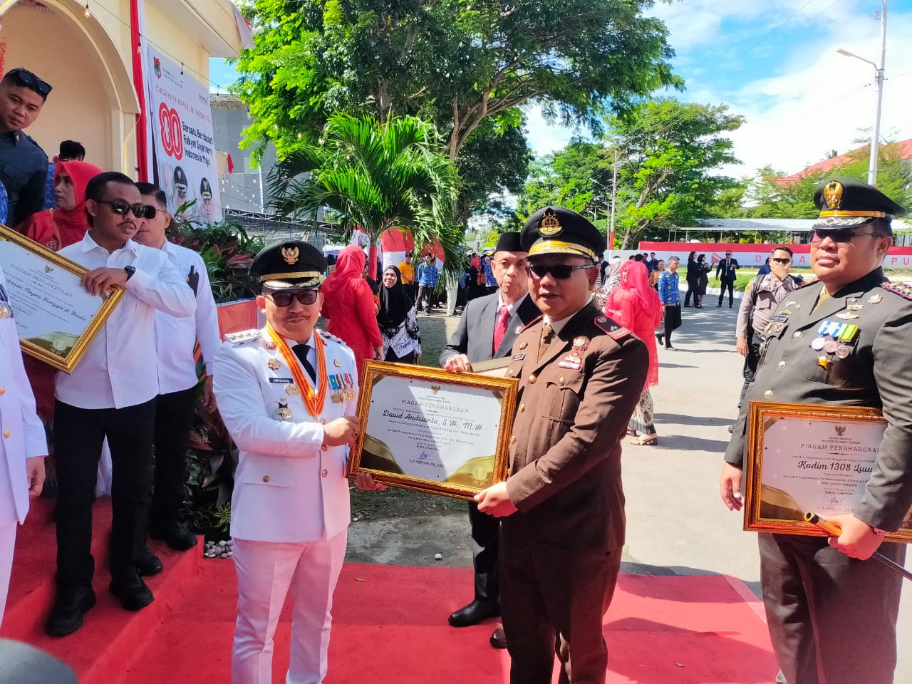 Kepala Cabang Kejaksaan Negeri Pagimana, David Adrianto, SH MH saat menerima Piagam Penghargaan dari Bupati Banggai Ir. H. Amiruddin, SP MM