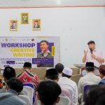 Wartawan senior Aat Surya Safaat saat tampil pada Workshop "Creative Writing" di kampus STAI Al-Fatah Cileungsi Bogor, Selasa, 19 Agustus 2025 (Foto: Humas STAI Al-Fatah)