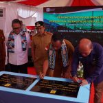 Gubernur Sulawesi Tengah, Dr. H. Anwar Hafid, M.Si.didampingi General Manager PLN UIP Sulawesi, Wisnu Kuntjoro Adi, Saat Meresmikan Insfrastrukus PLN Wilayah Morowali ( IST )