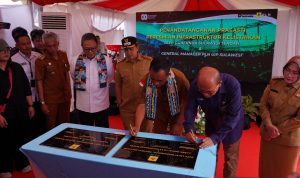 Gubernur Sulawesi Tengah Resmikan Infrasturktur Ketenagalistrikan Sekala Besar Pertama di Morowali, Kado Manis HUT ke-80 RI Gubernur Sulawesi Tengah, Dr. H. Anwar Hafid, M.Si.didampingi General Manager PLN UIP Sulawesi, Wisnu Kuntjoro Adi, Saat Meresmikan Insfrastrukus PLN Wilayah Morowali ( IST )