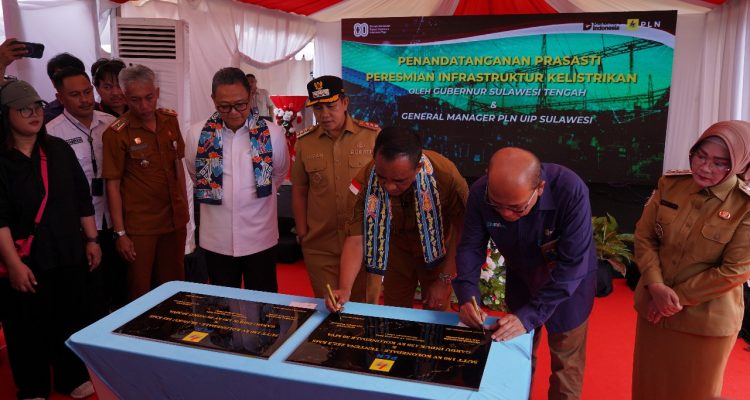 Gubernur Sulawesi Tengah, Dr. H. Anwar Hafid, M.Si.didampingi General Manager PLN UIP Sulawesi, Wisnu Kuntjoro Adi, Saat Meresmikan Insfrastrukus PLN Wilayah Morowali ( IST )