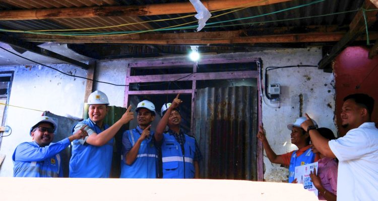Petuga PLN Sedang Mencoba Listrik Gratis Untuk Warga