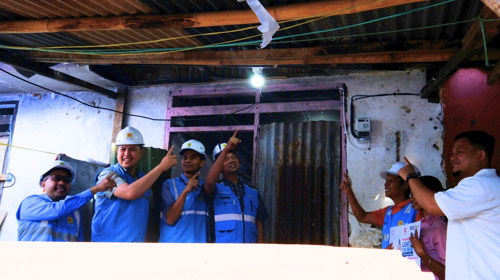 Petuga PLN Sedang Mencoba Listrik Gratis Untuk Warga