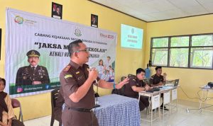 Kepala Cabang Kejaksaan Negeri di Pagimana, David Andrianto SH MH saat memberikan Materi dihadapan Siswa SMA 3 Pagimana ( IST)