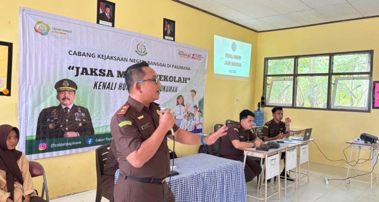 Kepala Cabang Kejaksaan Negeri di Pagimana, David Andrianto SH MH saat memberikan Materi dihadapan Siswa SMA 3 Pagimana ( IST)