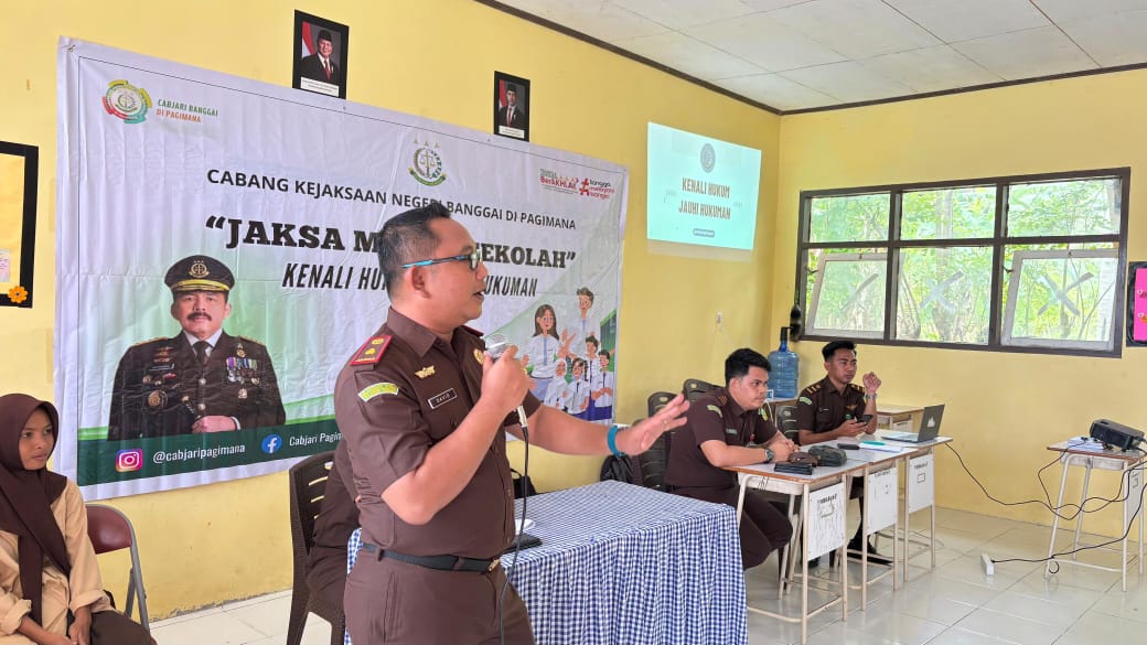 Kepala Cabang Kejaksaan Negeri di Pagimana, David Andrianto SH MH saat memberikan Materi dihadapan Siswa SMA 3 Pagimana ( IST)