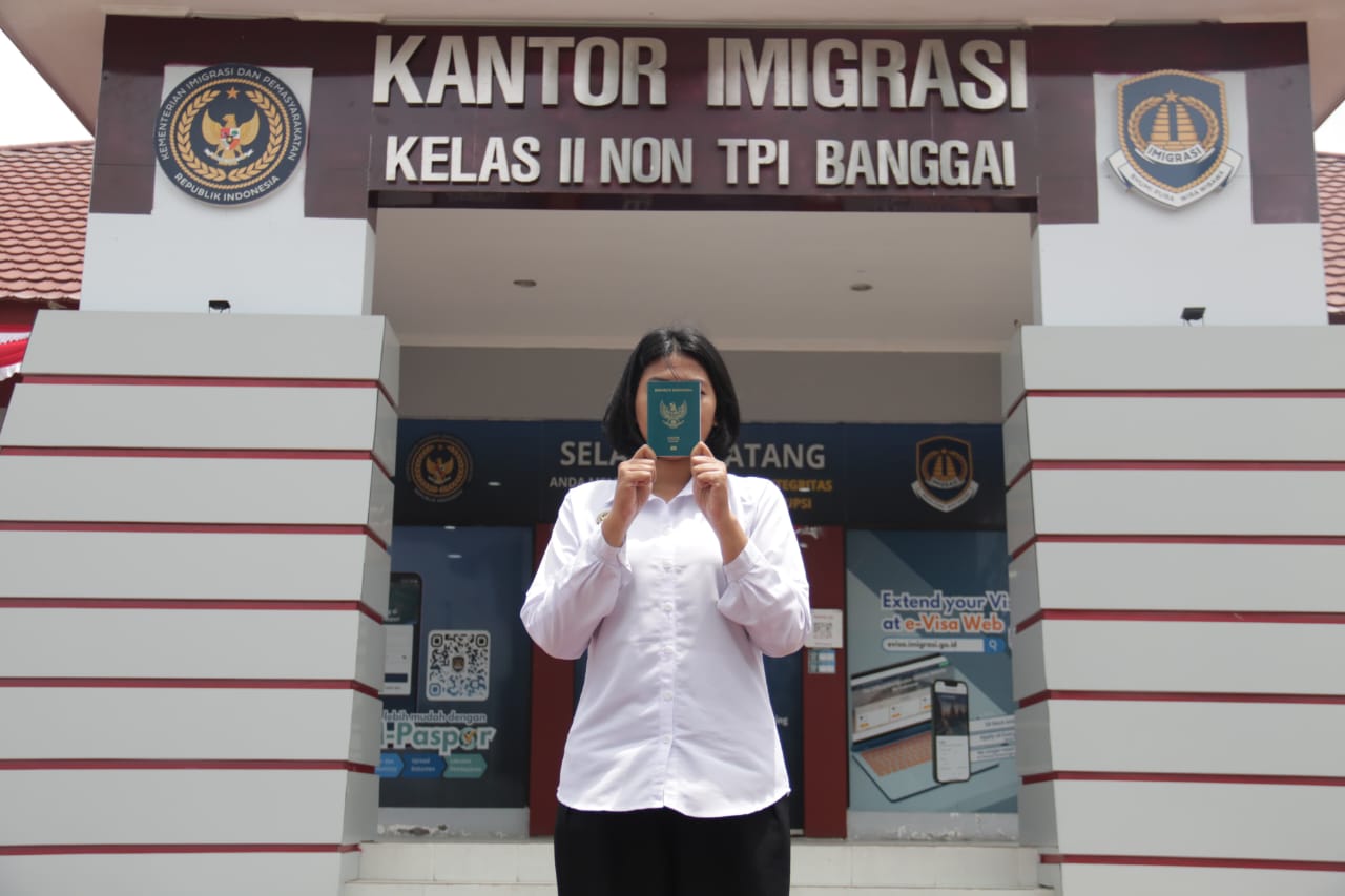 laporan terbaru Henley Passport Index per Juli 2025, paspor Indonesia kini menempati peringkat ke-64 dunia dengan akses perjalanan bebas visa ke 76 negara dan wilayah