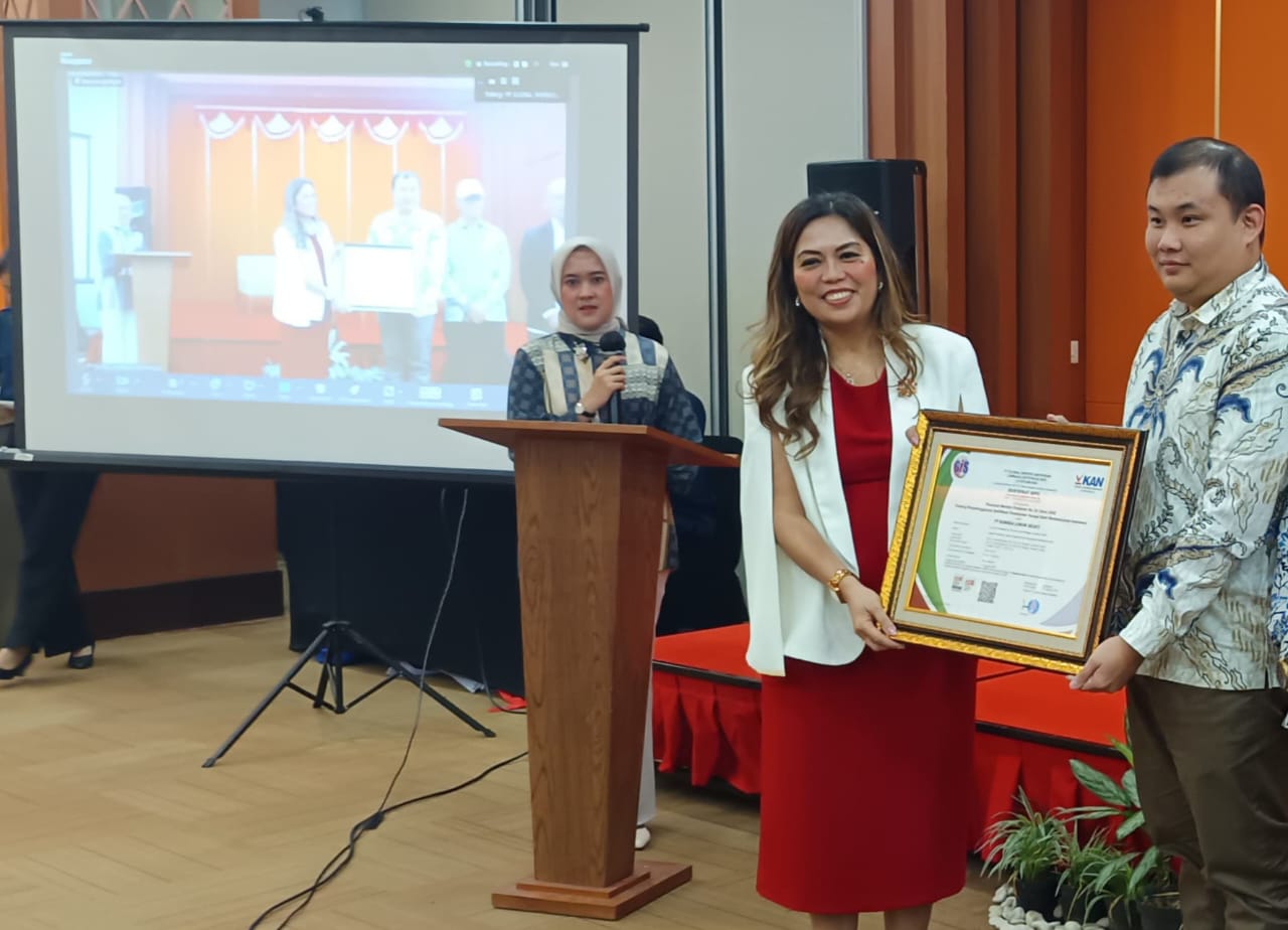 GIS juga menyerahkan sertifikat ISPO kepada managemen PT.KLS yang di wakili oleh Assisten Direktur Ferdinand Magaline.