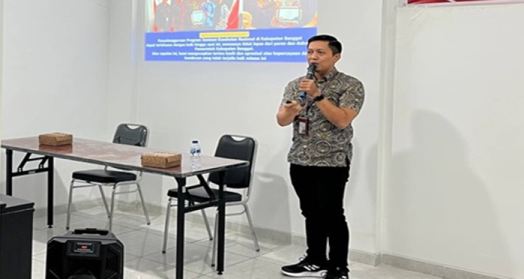 Pemateri Dari BPJS Kesehatan Luwuk Sedang Memberikan Materi dihadapan peserta RS Clear Medika