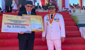 Kepala Lembaga Pemasyarakatan Kelas II B Luwuk, Muhammad Bahrun Saat menerima Piagam Penghargaan dari Pemerintah Kabupaten Banggai yang diserahkan langsung Oleh Bupati Banggai, Ir. H. Amiruddin ( Foto Ist)