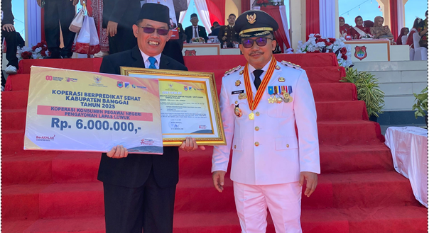 Kepala Lembaga Pemasyarakatan Kelas II B Luwuk, Muhammad Bahrun Saat menerima Piagam Penghargaan dari Pemerintah Kabupaten Banggai yang diserahkan langsung Oleh Bupati Banggai, Ir. H. Amiruddin ( Foto Ist)