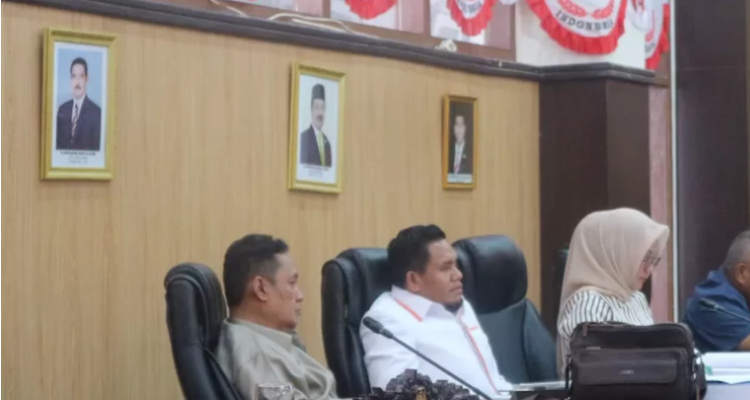 Masnawati Ketua Fraksi Partai Gerindra Saat Menghadiri Pembahasan APBD Perubahan di DPRD Kabupaten Banggai