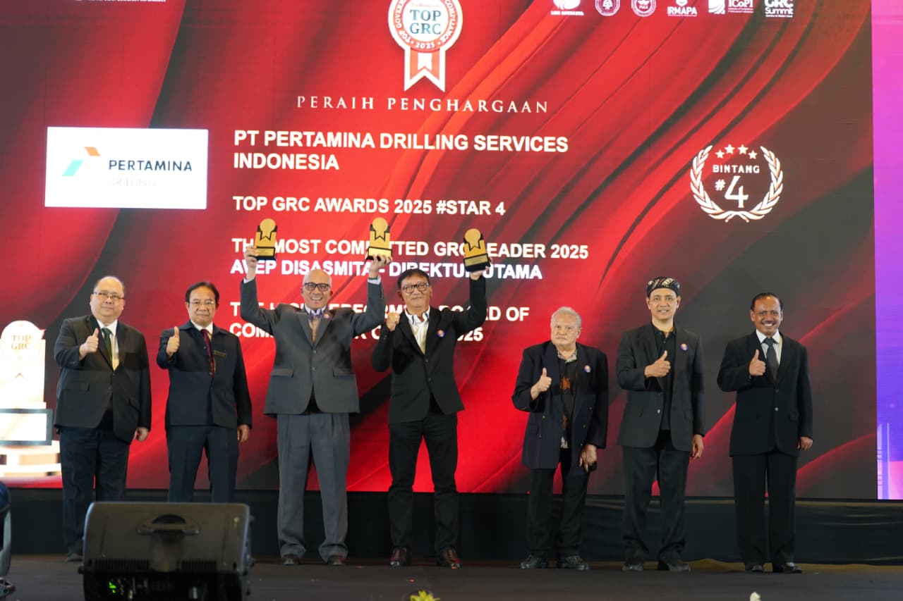 Gema Iriandus Pahalawan, Komisaris Utama PT Pertamina Drilling Services Indonesia, dinobatkan sebagai The High Performing Commissioner on GRC 2025, dan Avep Disasmita, Direktur Utama PT Pertamina Drilling Services Indonesia menerima penghargaan The Most Committed GRC Leader 2025 di Jakarta