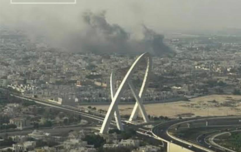 Asap hitam membumbung ke angkasa usai Tentara Zionis Israel melancarkan serangan rudal ke Doha Qatar dengan target membunuh para pemimpin senior Hamas pada 9 September 2025 (Foto: The Times)