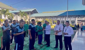 Kalapas Luwuk, Muhammad Bahrun memberikan Upah Premi kepada Salah Satu Perwakilan WBP Luwuk