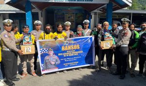 Polisi Menyapa, Satlantas Polres Banggai Bagikan Sembako ke Ojol-Penyapu Jalan