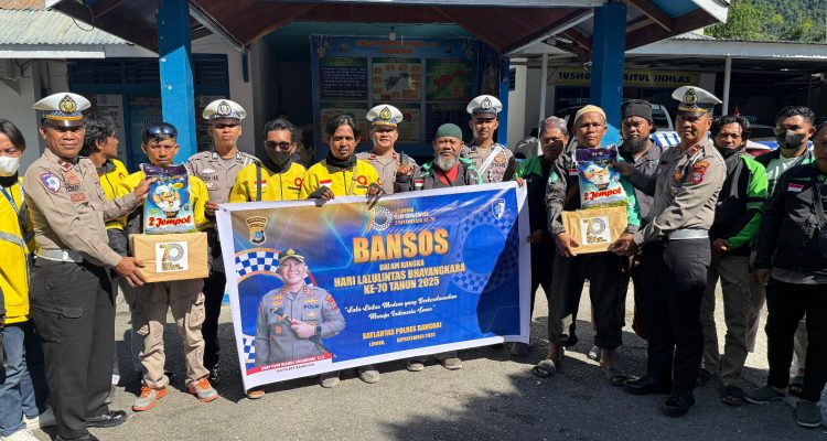 Polisi Menyapa, Satlantas Polres Banggai Bagikan Sembako ke Ojol-Penyapu Jalan