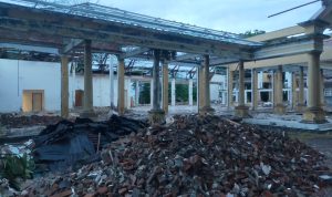 Tampak Gedung Genas Jl. Sam Ratulangi Luwuk yang sudah Habis di Bongkar ( Ist)