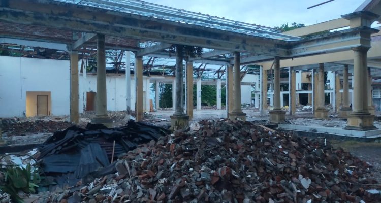Tampak Gedung Genas Jl. Sam Ratulangi Luwuk yang sudah Habis di Bongkar ( Ist)