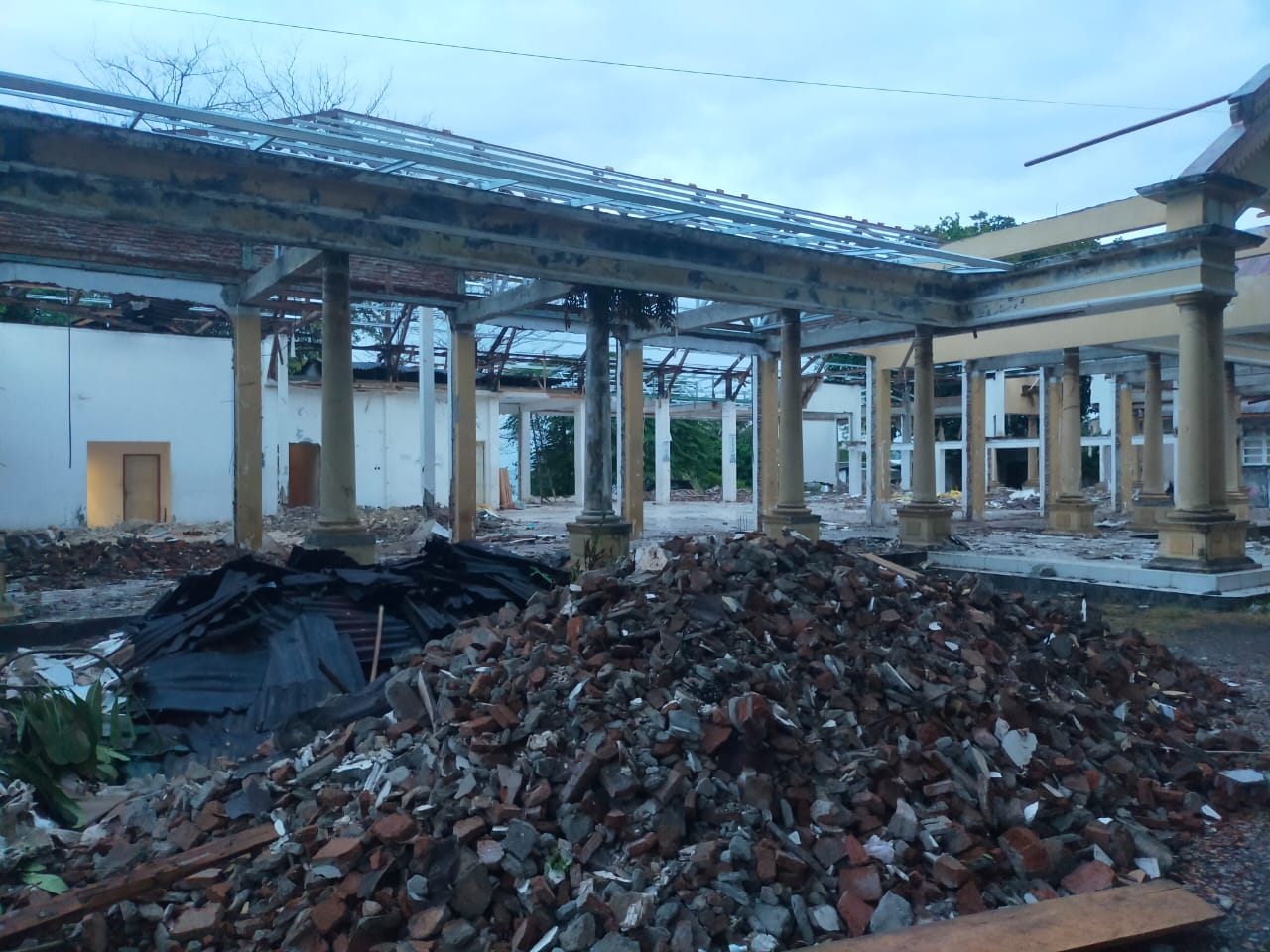 Tampak Gedung Genas Jl. Sam Ratulangi Luwuk yang sudah Habis di Bongkar ( Ist)