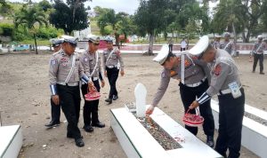 Jelang Hari Ulang Tahun, Kasat Lantas Polres Banggai Ziarah & Tabur Bunga di TMP