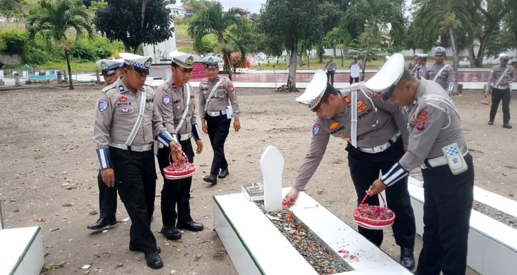 Jelang Hari Ulang Tahun, Kasat Lantas Polres Banggai Ziarah & Tabur Bunga di TMP