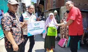 Bantuan berupa 18 paket sembako dan santunan ini diserahkan langsung di lokasi kebakaran, oleh pengurus YBM PLN UIP Sulawesi bersama pegawai PLN UIP Sulawesi