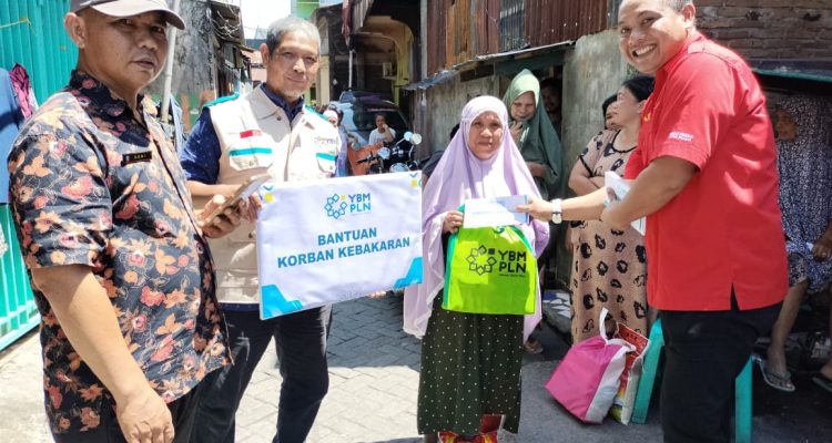 Bantuan berupa 18 paket sembako dan santunan ini diserahkan langsung di lokasi kebakaran, oleh pengurus YBM PLN UIP Sulawesi bersama pegawai PLN UIP Sulawesi