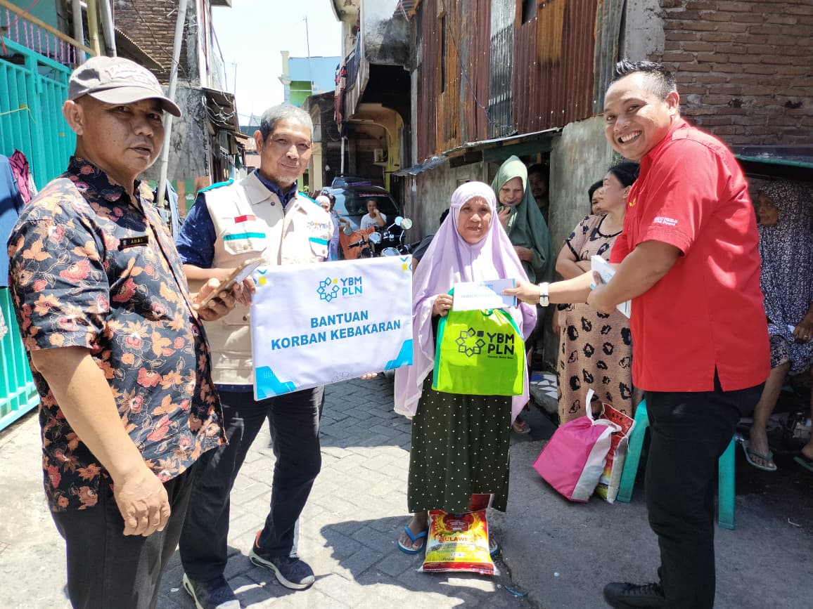 Bantuan berupa 18 paket sembako dan santunan ini diserahkan langsung di lokasi kebakaran, oleh pengurus YBM PLN UIP Sulawesi bersama pegawai PLN UIP Sulawesi