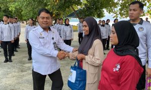 Kepala Kantor Wilayah Direktorat Jenderal Pemasyarakatan (Kakanwil Ditjenpas) Sulawesi Tengah, Bagus Kurniawan, menyalurkan bantuan sosial (bansos) kepada 40 kepala keluarga