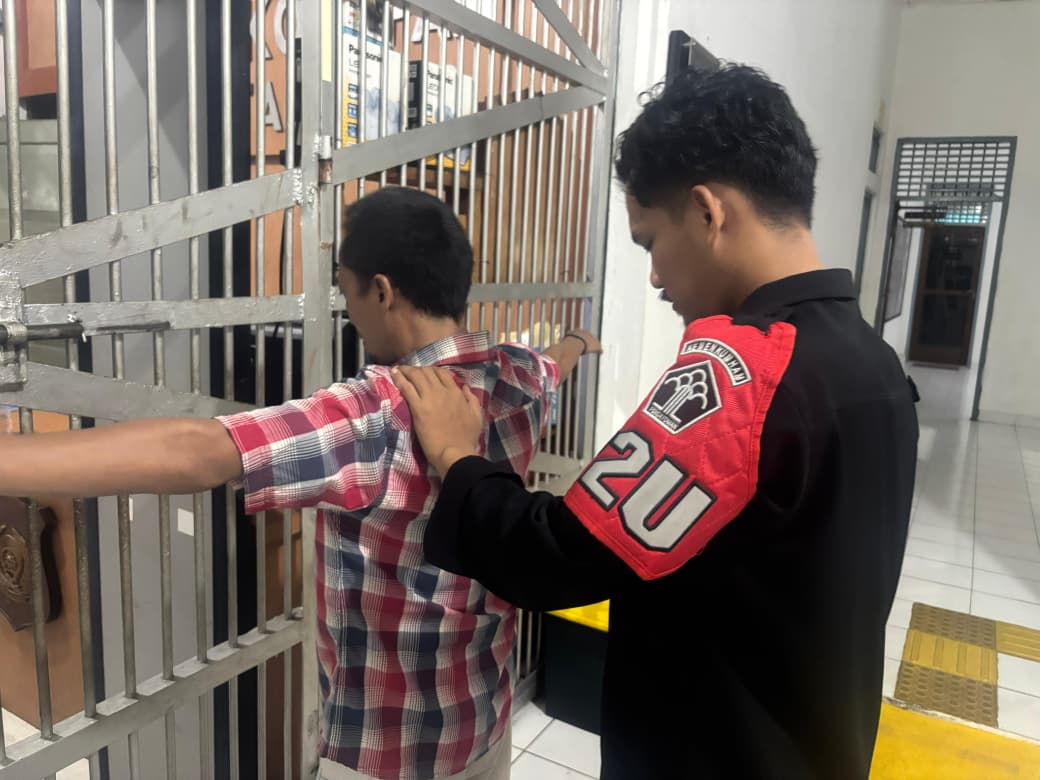 petugas Rutan Kelas IIB Poso menggagalkan upaya penyelundupan handphone oleh seorang tahanan sepulang dari sidang di Pengadilan Negeri Poso