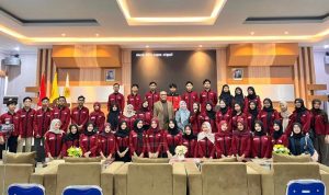 Ketua Umum DePA-RI TM Luthfi Yazid (tengah, berjas dan berkacamata) bersama para mahasiswa Universitas Mataram (Unram) yang mengikuti Kuliah Umum di Aula FKIP Unram 16 September 2025 (Foto: Dok. DePA-RI)