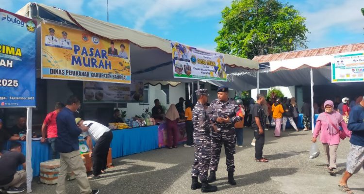Peringati HUT TNI ke 80, Posal Luwuk Lanal Palu berkolaborasi dengan Pemda Banggai Gelar Pasar Sembako Murah