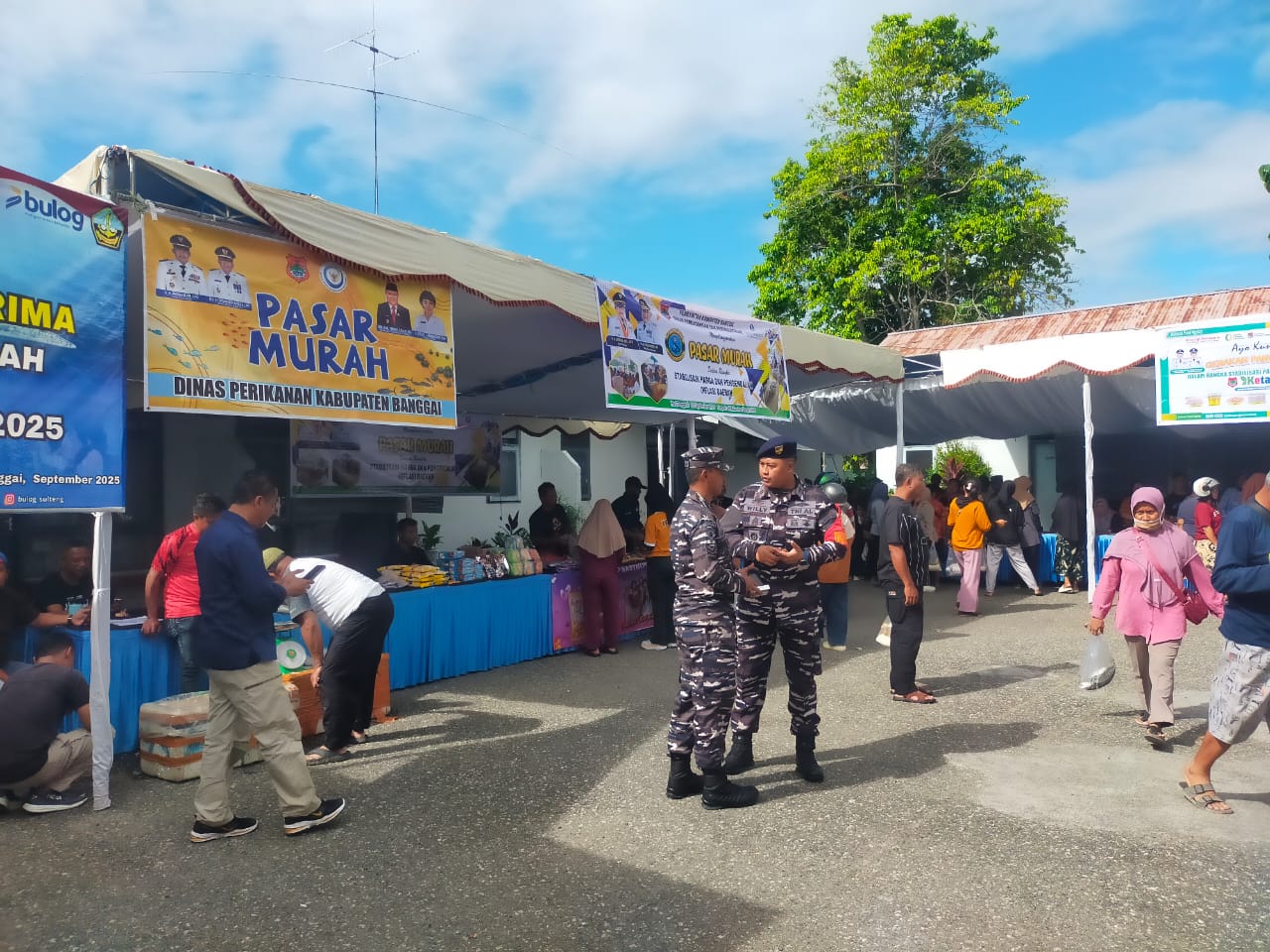 Peringati HUT TNI ke 80, Posal Luwuk Lanal Palu berkolaborasi dengan Pemda Banggai Gelar Pasar Sembako Murah