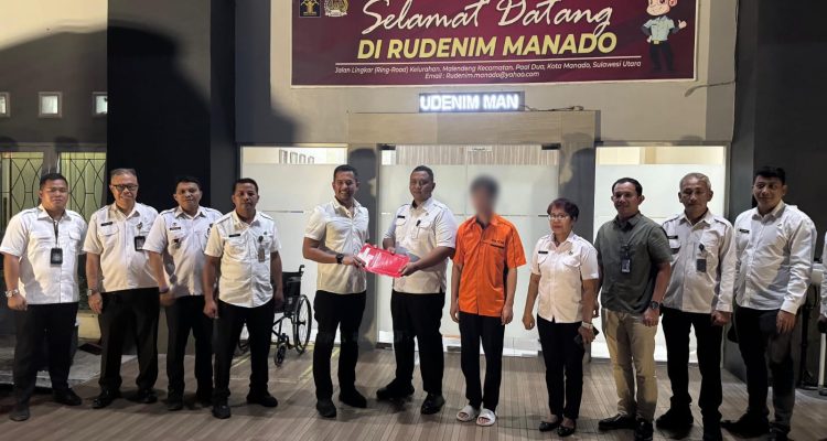 Kantor Imigrasi Kelas II Non TPI Banggai menyerahkan satu orang deteni berkewarganegaraan Tiongkok