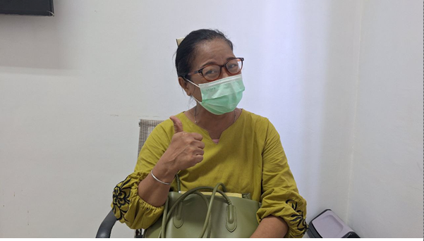 Yuniarti Soputan (58), seorang pensiunan Pegawai Negeri Sipil (PNS) dan peserta JKN dari segmen Pekerja Penerima Upah (PPU) Menikmati Pelayanan JKN