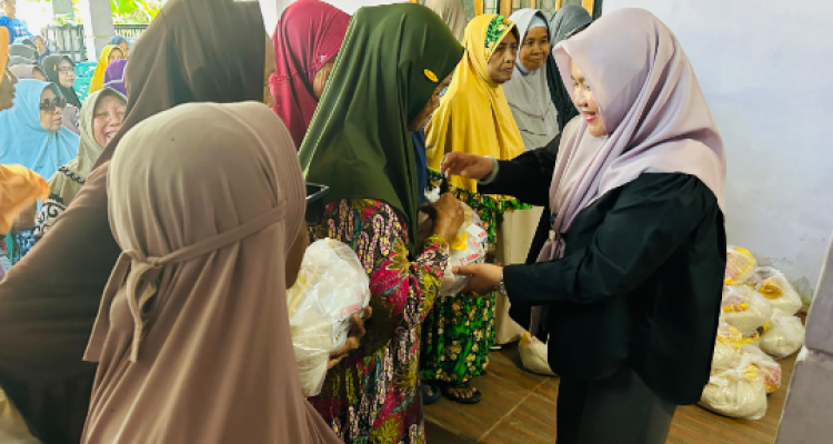 CEO PT. KLS Hj. Surianti Murad, SH MH Turun Langsung memberikan Sembako kepada masyarakat Kecamatan Masama Kabupaten Banggai ( Ist)