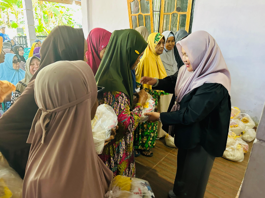 CEO PT. KLS Hj. Surianti Murad, SH MH Turun Langsung memberikan Sembako kepada masyarakat Kecamatan Masama Kabupaten Banggai ( Ist)