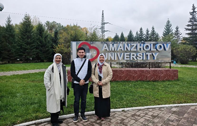 Foto bersama di halaman kampus Amanzholov University bersama mahasiswa yang menjadi penterjemah di perguruan tinggi di Kazakhstan itu. Bahasa yang dipergunakan di universitas tersebut adalah bahasa Rusia dan Kazakh (Foto: Istimewa)