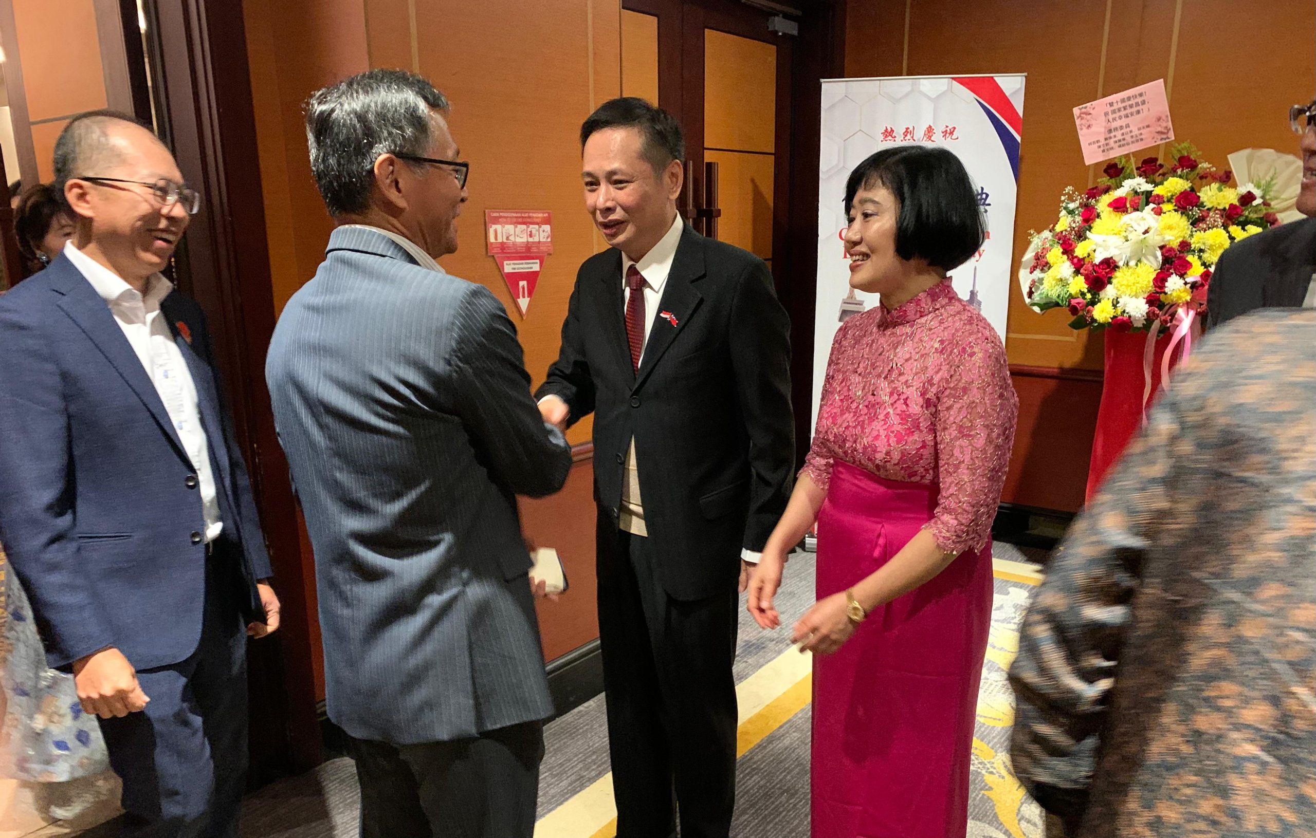 Kepala Perwakilan Kantor Ekonomi dan Perdagangan Taipei (TETO) untuk Indonesia, Bruce Hung (tengah), saat menerima para tamu undangan pada Perayaan Hari Nasional ke-114 Taiwan di Jakarta, Selasa (7/10) malam (Foto: ASS/SP)