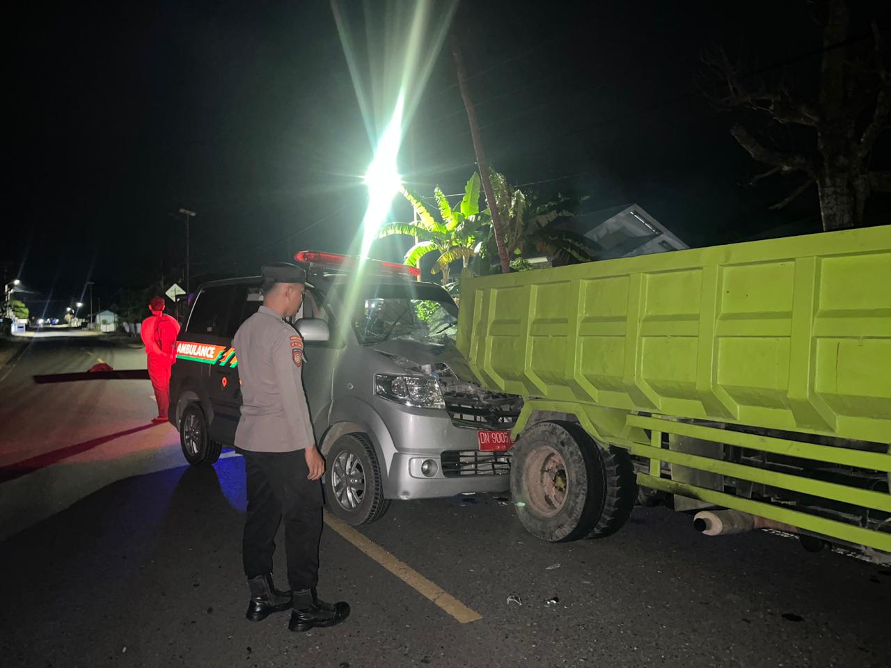 ambulans Suzuki APV bernomor polisi DN 9004 C menabrak truk Hino Ditro DN 8651 CY