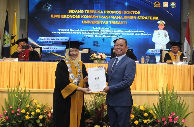 Penyerahan surat keterangan lulus sebagai Doktor Ilmu Ekonomi dari Dekan FEB Universitas Trisakti Prof. Dr. Yolanda Masnita (kiri) kepada Laksamana Muda TNI Hudiarto Krisno Utomo (kanan), Sabtu 11 Oktober 2025 (Foto: Dok. FEB Usakti)