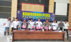 Kasat Resnarkoba Polres Banggai AKP Hasanuddin Hamid, S.H. M.H, didampingi Kasi Humas Polres Banggai saat melakukan Konfrensi Pers ( Foto IST)