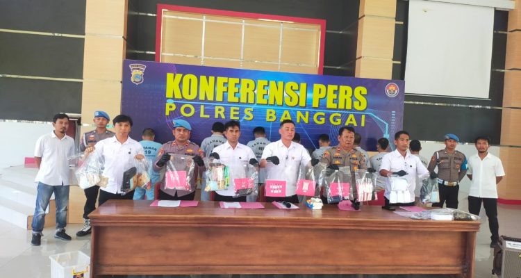 Kasat Resnarkoba Polres Banggai AKP Hasanuddin Hamid, S.H. M.H, didampingi Kasi Humas Polres Banggai saat melakukan Konfrensi Pers ( Foto IST)